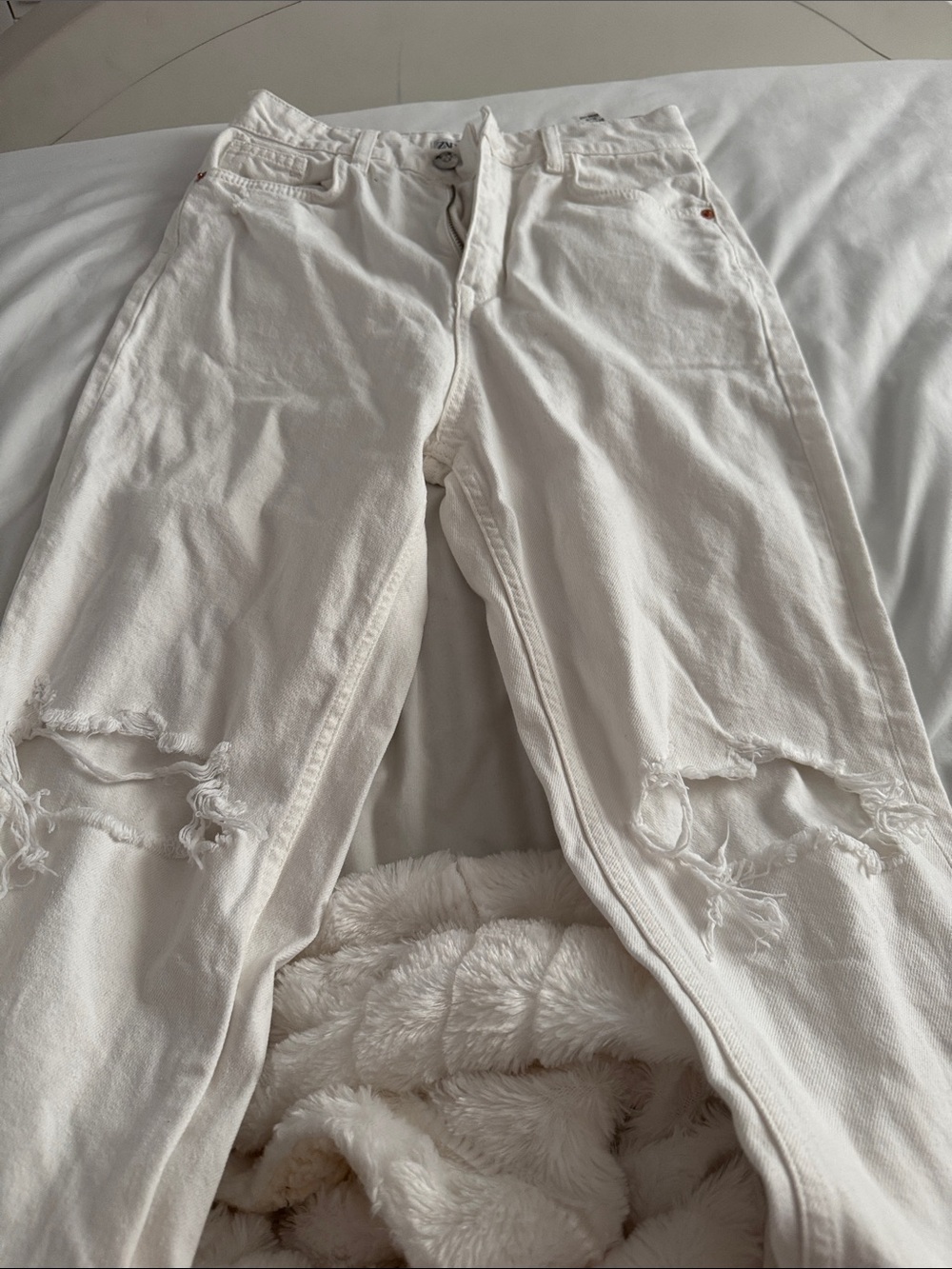 Zara White Distressed Skinny Jeans